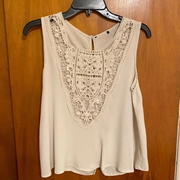 Forever 21 Tops - Forever 21 Shell Sleeveless Top with a Large Crochet Appliqué, Size SP